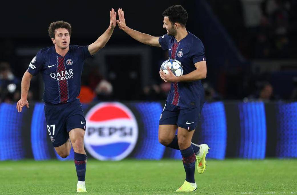 2-1！十人拜仁杀疯了：欧冠打败巴黎+4连胜登顶，利物浦弃将双响